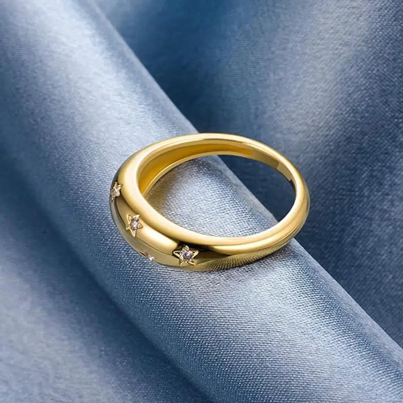 Anel Estrelado em Prata Banhado a Ouro 18k com Moissanites