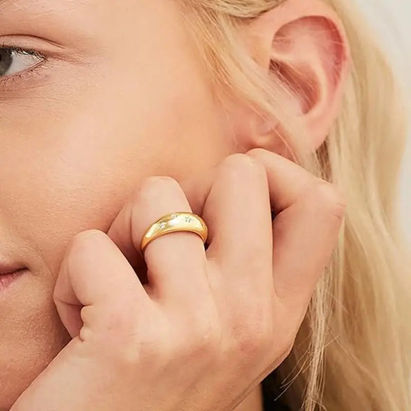 Anel Estrelado em Prata Banhado a Ouro 18k com Moissanites