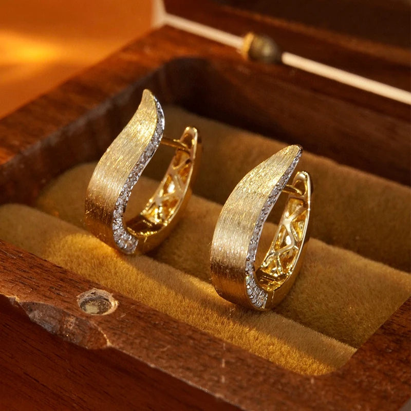 Brinco Argola Vivence em Forma de U em Ouro 18k com Diamantes