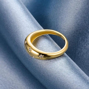 Anel Estrelado em Prata Banhado a Ouro 18k com Moissanites