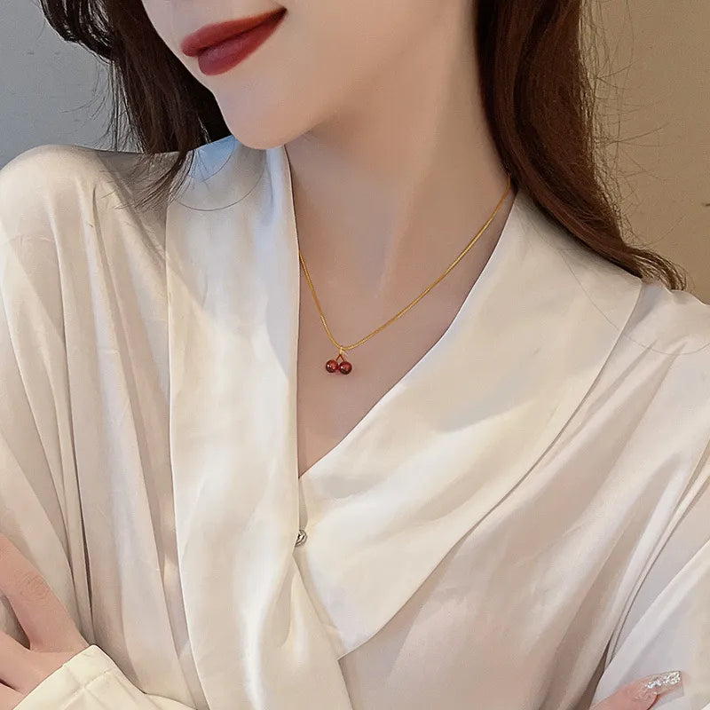 Colar Elegance com Pingente de Cereja