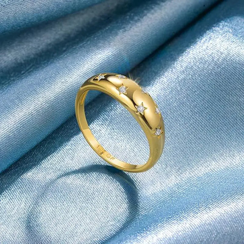 Anel Estrelado em Prata Banhado a Ouro 18k com Moissanites